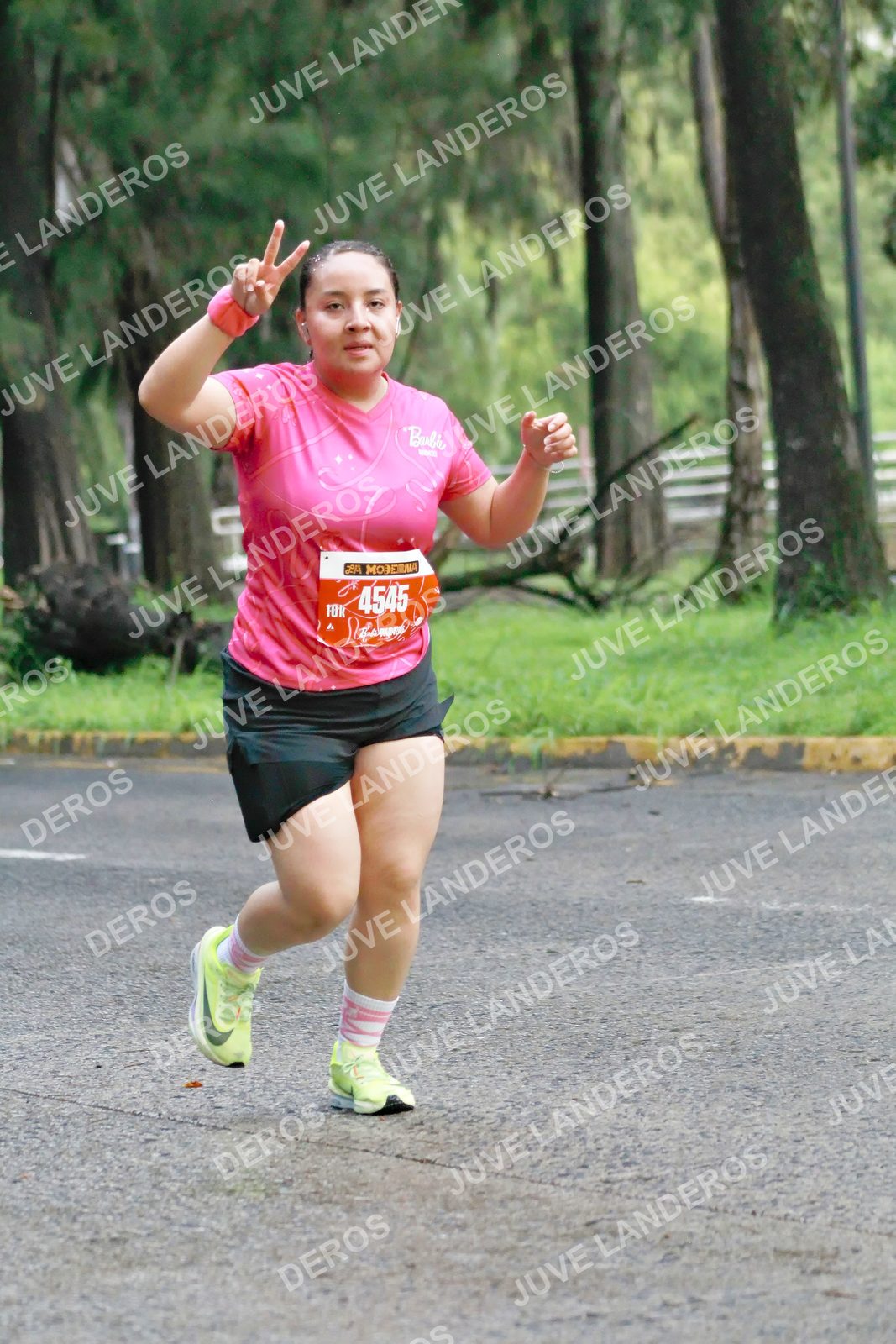 Foto del BARBIE RUN GUADALAJARA en Paseo Andares, Blvd. Puerta de Hierro 4965, Zapopan a las 07:22 · Ruta · dorsal 4545