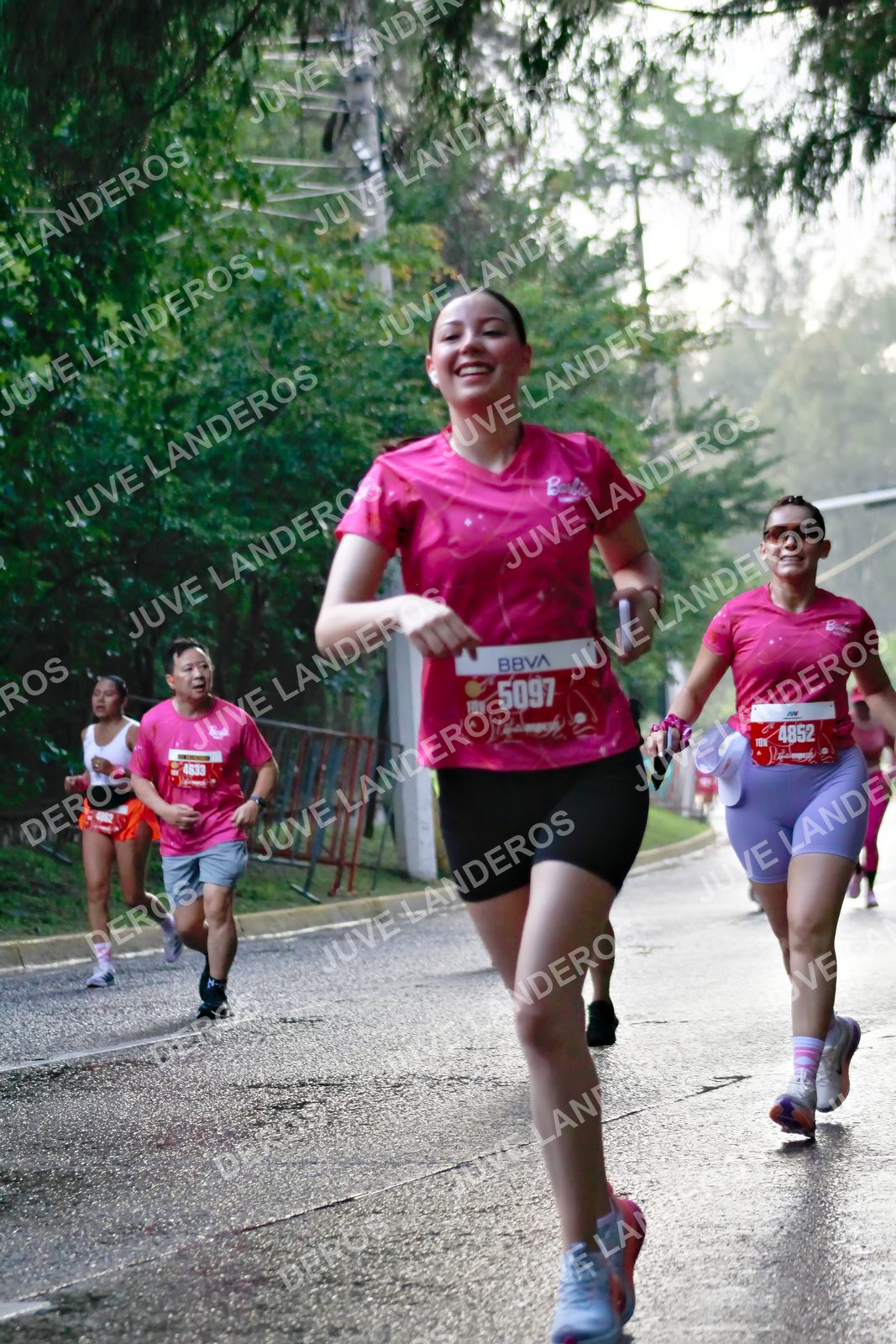 Foto del BARBIE RUN GUADALAJARA en Paseo Andares, Blvd. Puerta de Hierro 4965, Zapopan a las 07:40 · Ruta · dorsal 4852, 5097, 4633