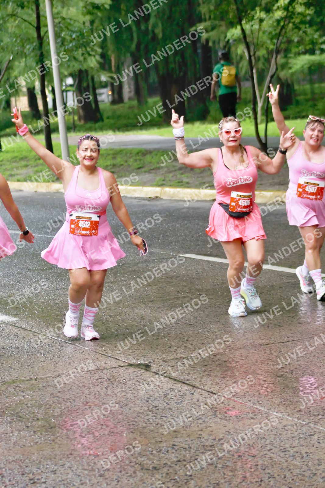Foto del BARBIE RUN GUADALAJARA en Paseo Andares, Blvd. Puerta de Hierro 4965, Zapopan a las 07:49 · Ruta · dorsal 4506, 4507, 4512