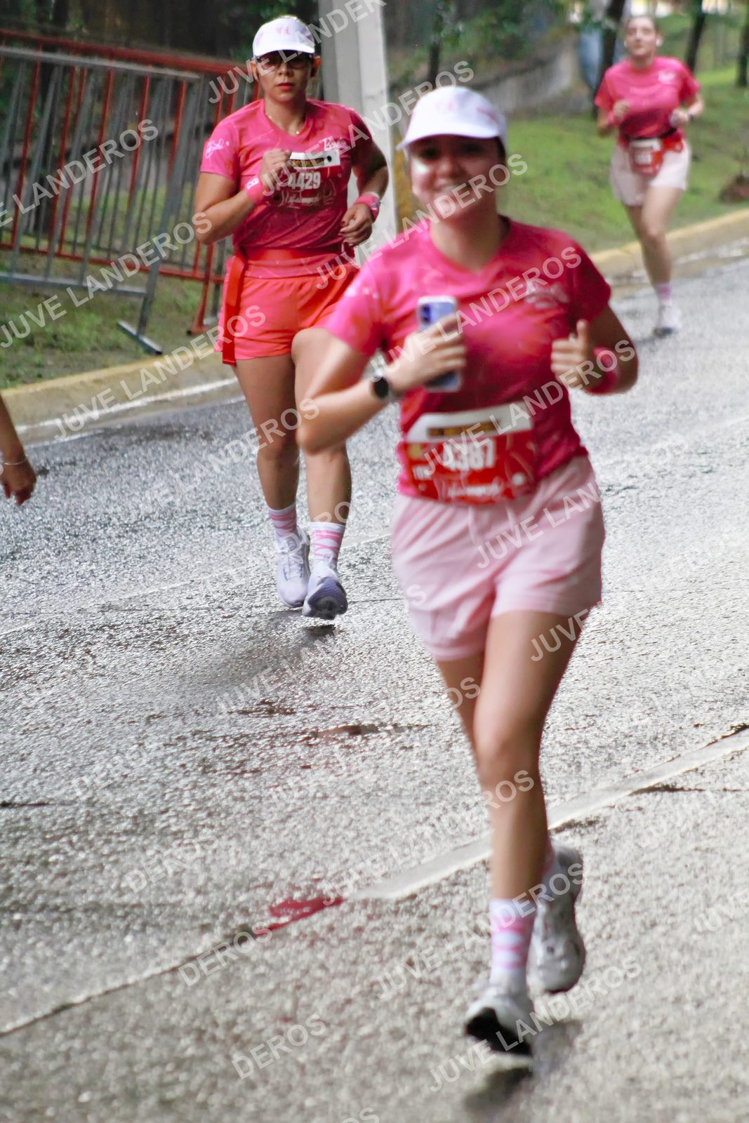 Foto del BARBIE RUN GUADALAJARA en Paseo Andares, Blvd. Puerta de Hierro 4965, Zapopan a las 07:35 · Ruta · dorsal 4387, 4429