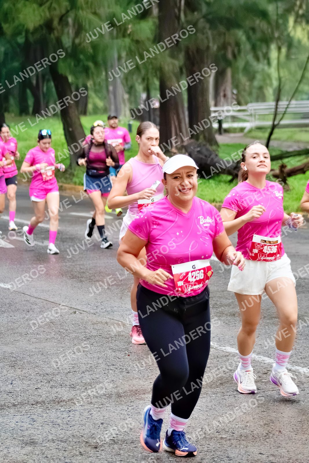 Foto del BARBIE RUN GUADALAJARA en Paseo Andares, Blvd. Puerta de Hierro 4965, Zapopan a las 07:03 · Ruta · dorsal 4256, 4536