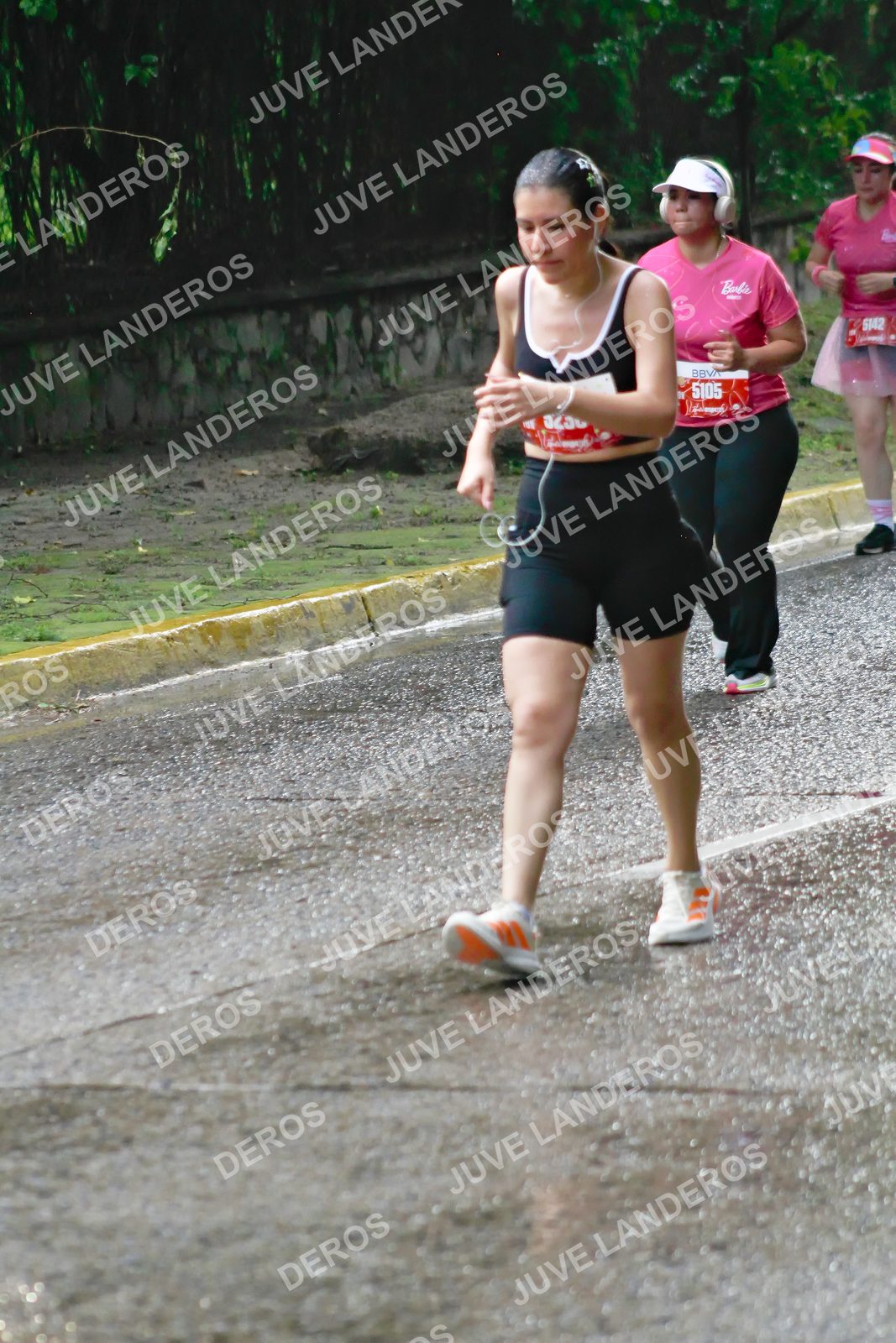 Foto del BARBIE RUN GUADALAJARA en Paseo Andares, Blvd. Puerta de Hierro 4965, Zapopan a las 07:46 · Ruta · dorsal 5105, 5142