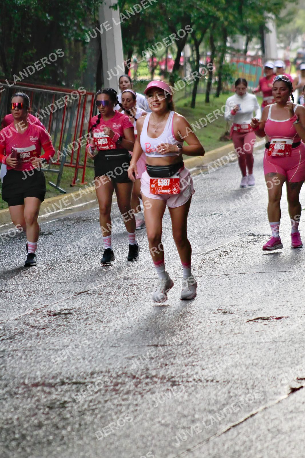 Foto del BARBIE RUN GUADALAJARA en Paseo Andares, Blvd. Puerta de Hierro 4965, Zapopan a las 07:36 · Ruta · dorsal 5387, 5093, 5092, 4483