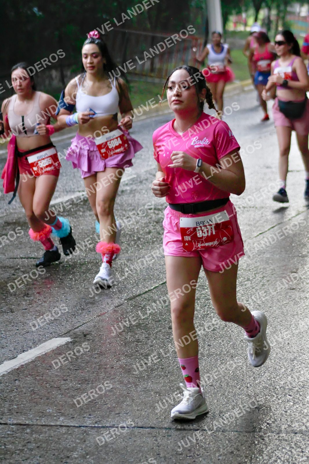 Foto del BARBIE RUN GUADALAJARA en Paseo Andares, Blvd. Puerta de Hierro 4965, Zapopan a las 07:36 · Ruta · dorsal 5371, 5065, 5064