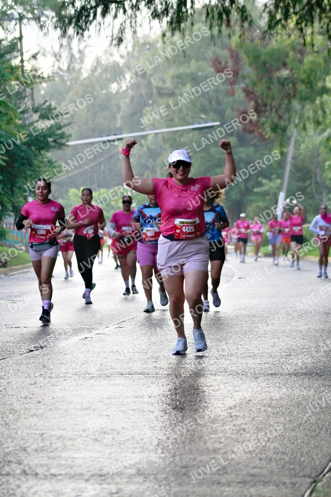 Foto del BARBIE RUN GUADALAJARA en Paseo Andares, Blvd. Puerta de Hierro 4965, Zapopan a las 07:39 · Ruta · dorsal 4425, 5084, 4527