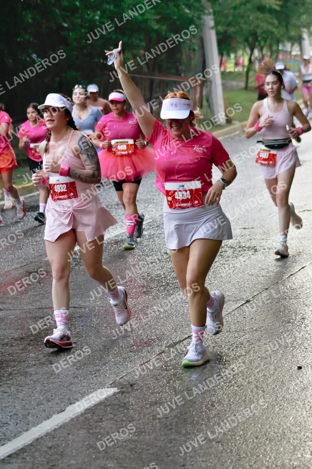 Foto del BARBIE RUN GUADALAJARA en Paseo Andares, Blvd. Puerta de Hierro 4965, Zapopan a las 07:37 · Ruta · dorsal 4934, 4932, 4413