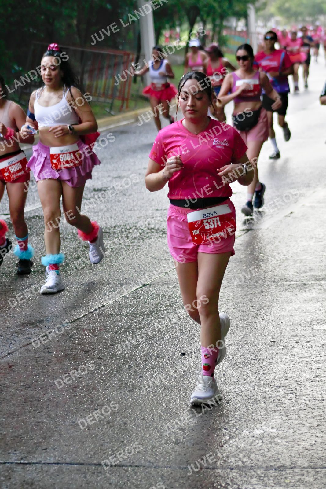 Foto del BARBIE RUN GUADALAJARA en Paseo Andares, Blvd. Puerta de Hierro 4965, Zapopan a las 07:36 · Ruta · dorsal 5371, 5064, 5065