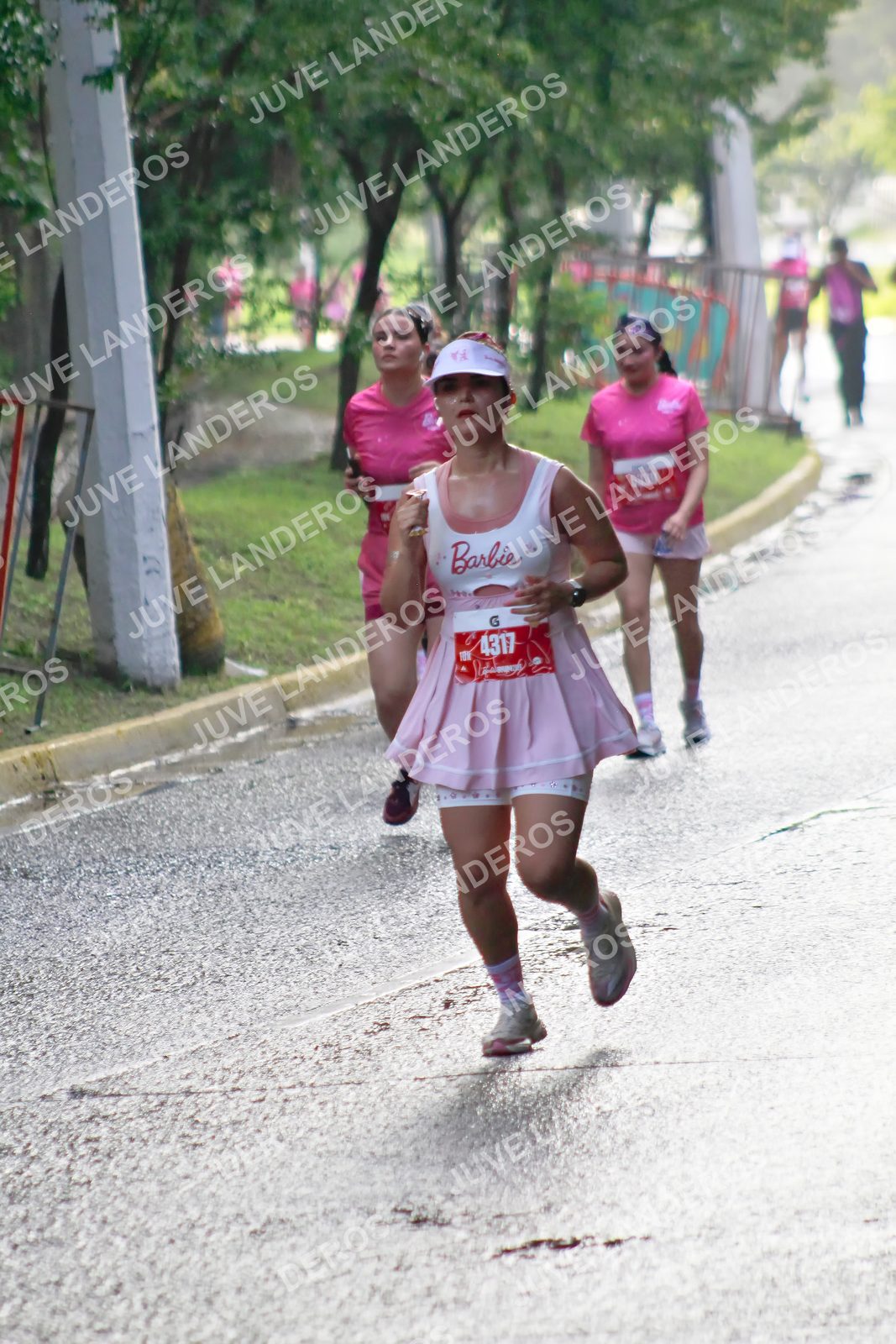 Foto del BARBIE RUN GUADALAJARA en Paseo Andares, Blvd. Puerta de Hierro 4965, Zapopan a las 07:44 · Ruta · dorsal 4317, 5339