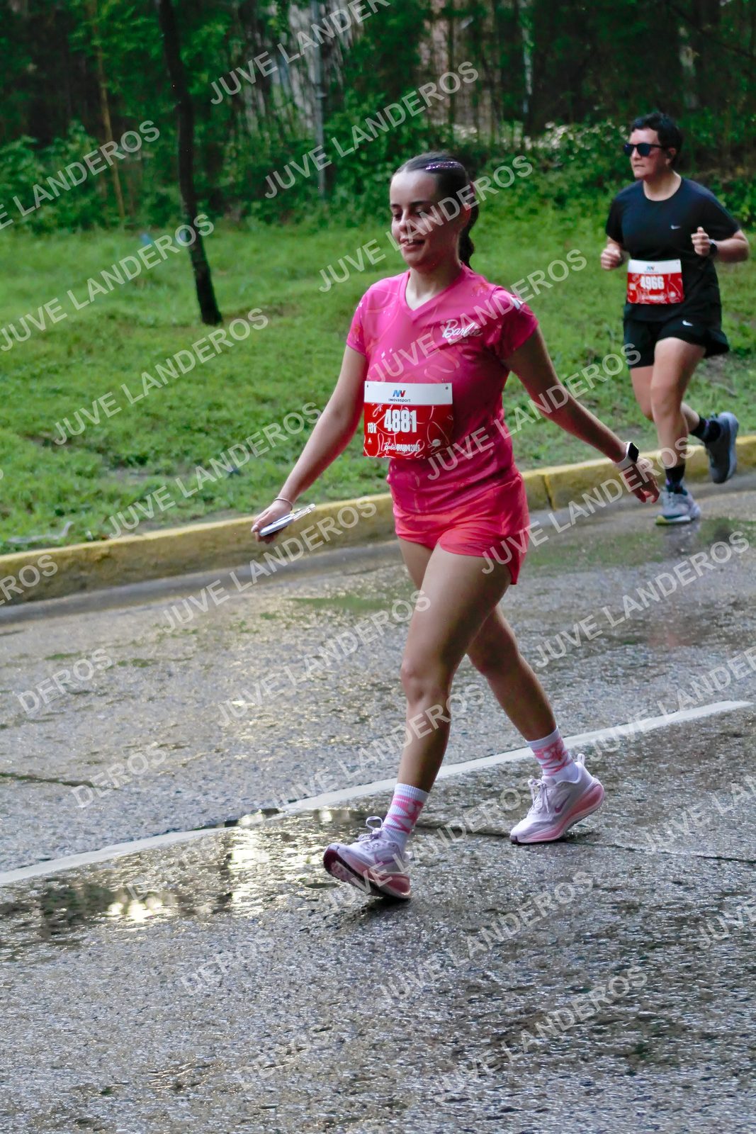 Foto del BARBIE RUN GUADALAJARA en Paseo Andares, Blvd. Puerta de Hierro 4965, Zapopan a las 07:38 · Ruta · dorsal 4881, 4966