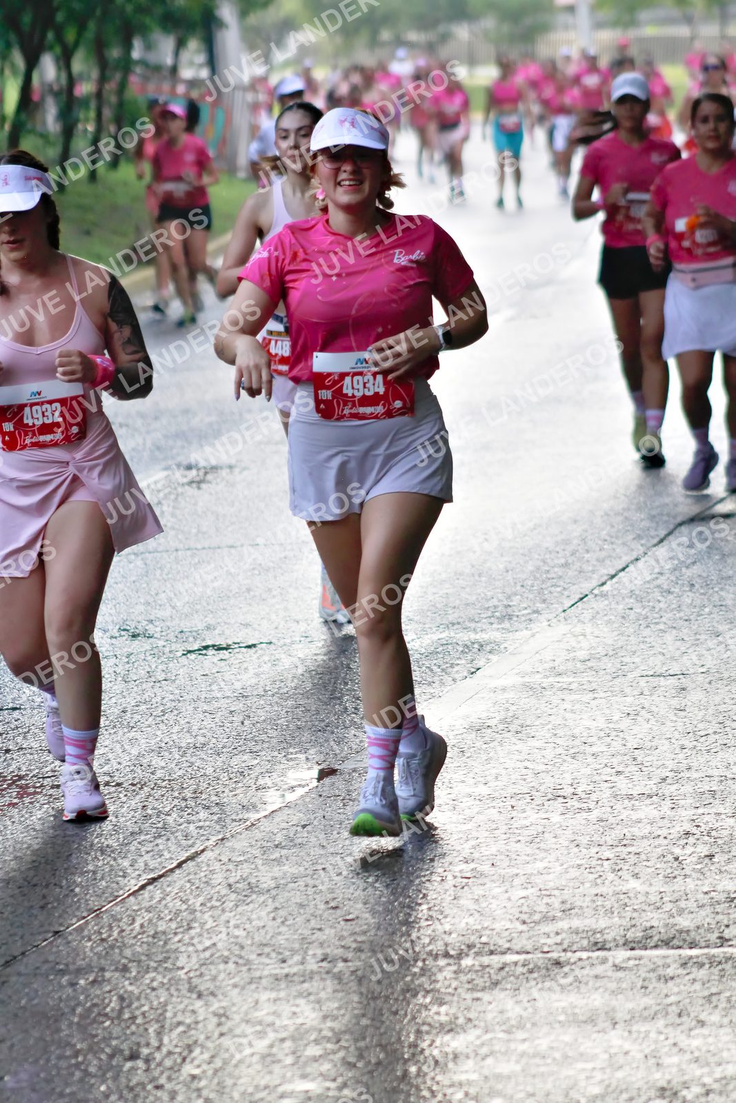 Foto del BARBIE RUN GUADALAJARA en Paseo Andares, Blvd. Puerta de Hierro 4965, Zapopan a las 07:37 · Ruta · dorsal 4934, 4932