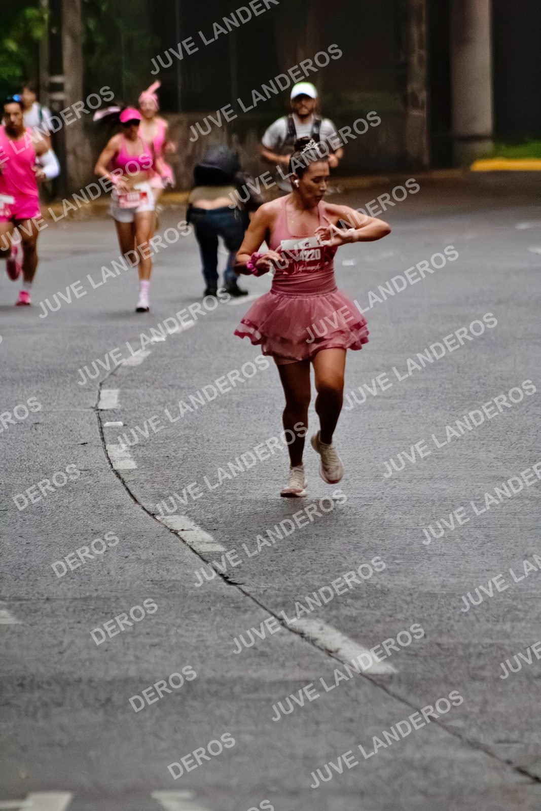 Foto del BARBIE RUN GUADALAJARA en Paseo Andares, Blvd. Puerta de Hierro 4965, Zapopan a las 06:57 · Ruta · dorsal 4220