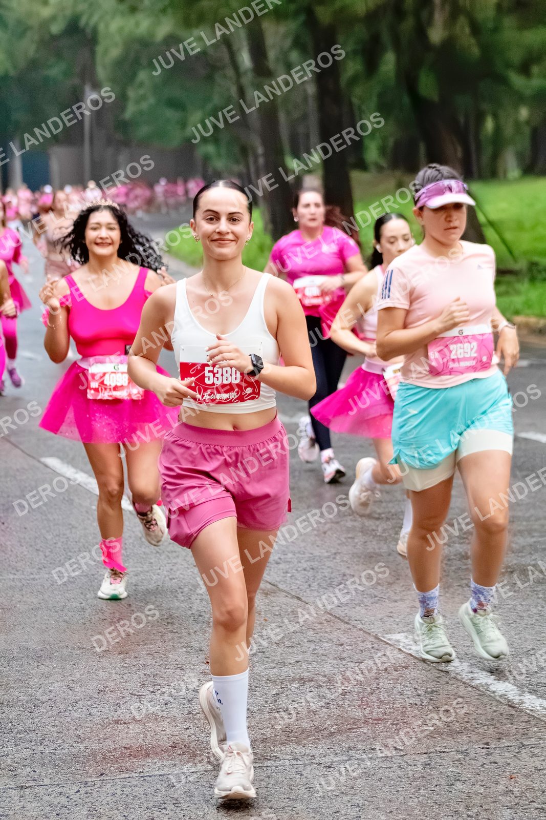 Foto del BARBIE RUN GUADALAJARA en Paseo Andares, Blvd. Puerta de Hierro 4965, Zapopan a las 07:01 · Ruta · dorsal 2692, 5380, 4098