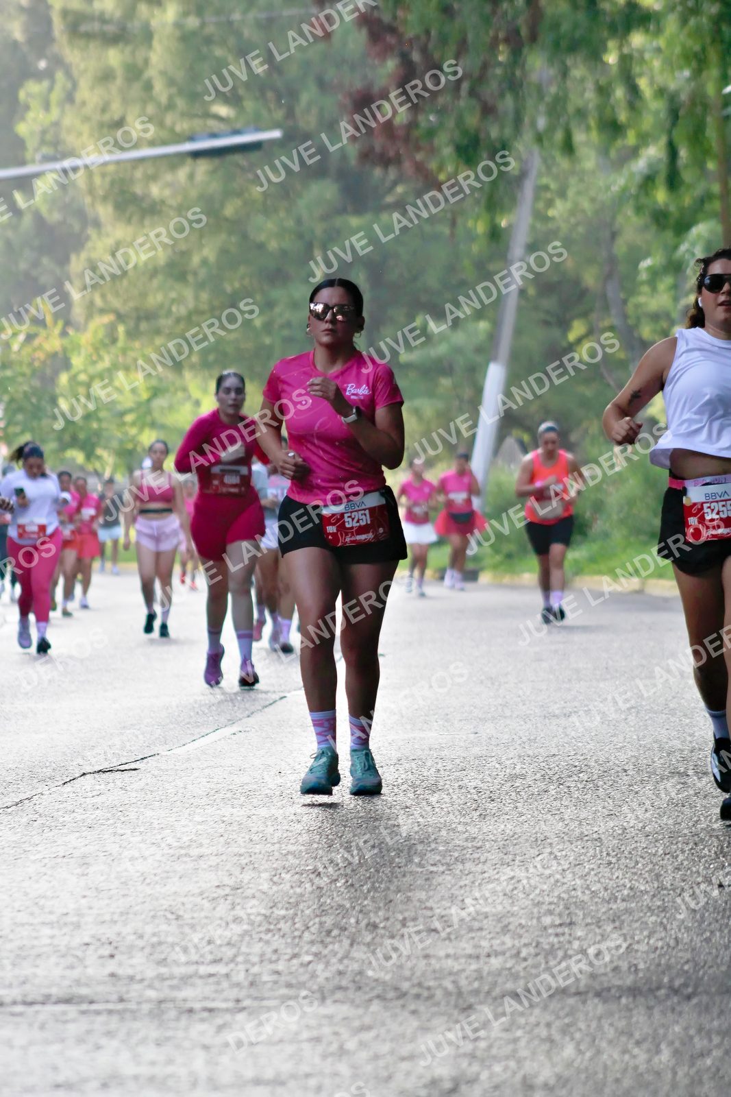 Foto del BARBIE RUN GUADALAJARA en Paseo Andares, Blvd. Puerta de Hierro 4965, Zapopan a las 07:40 · Ruta · dorsal 5251, 5255