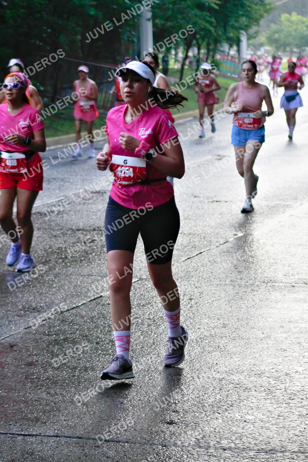 Foto del BARBIE RUN GUADALAJARA en Paseo Andares, Blvd. Puerta de Hierro 4965, Zapopan a las 07:38 · Ruta · dorsal 4254, 4077