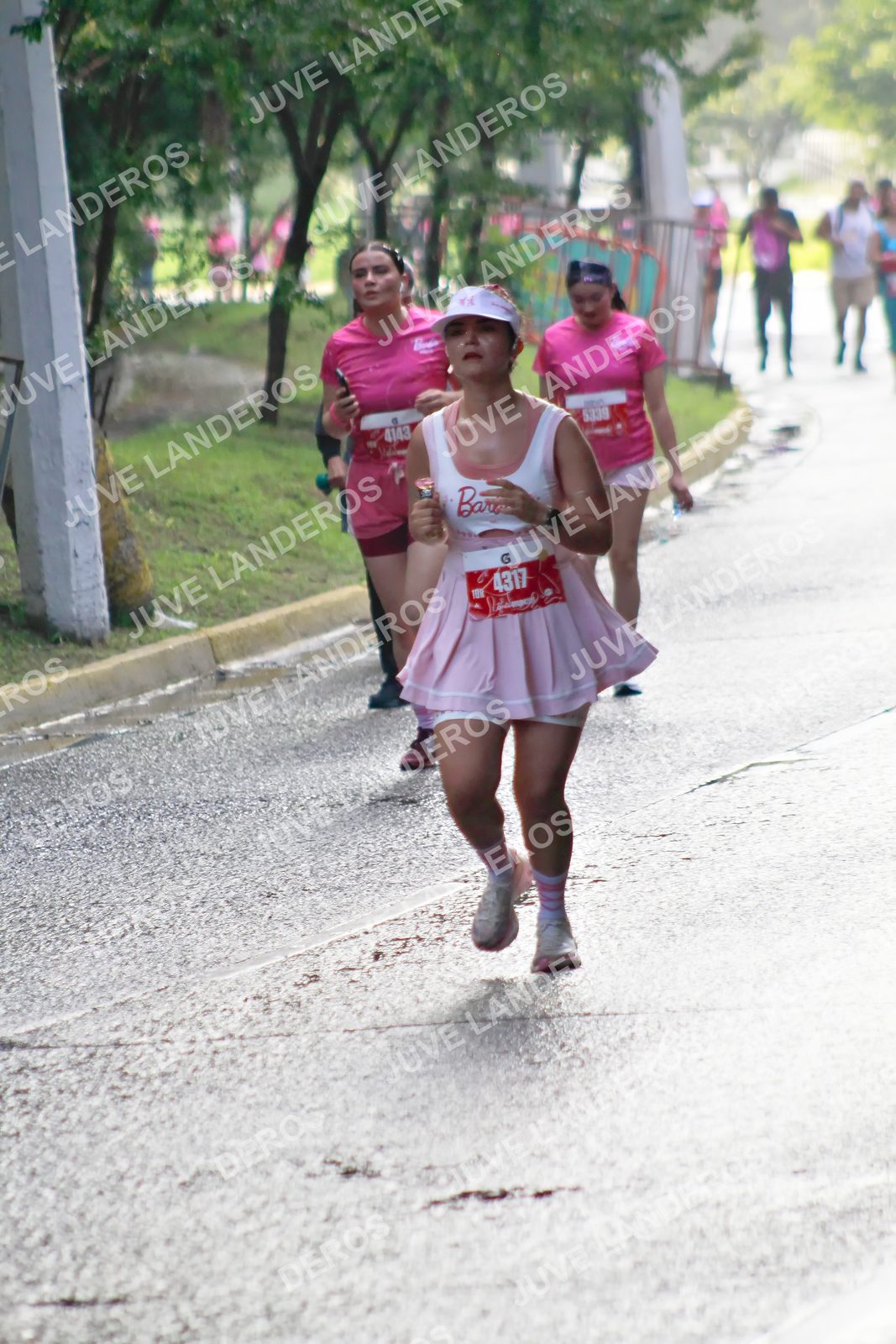 Foto del BARBIE RUN GUADALAJARA en Paseo Andares, Blvd. Puerta de Hierro 4965, Zapopan a las 07:44 · Ruta · dorsal 4317, 4143, 5339