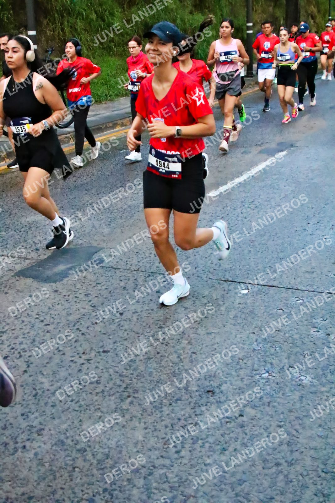 Foto de la CARRERA BIMBO GLOBAL RACE GUADALAJARA en Centro Comercial Andares, Blvd. Puerta de Hierro 4965, Zapopan a las 04:49 · dorsal 4944, 4230
