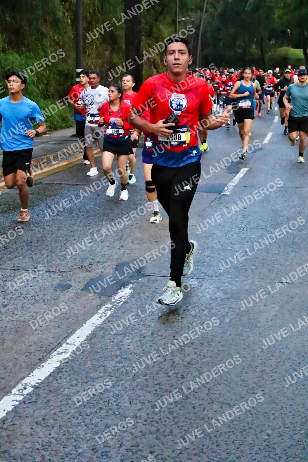 Foto de la CARRERA BIMBO GLOBAL RACE GUADALAJARA en Centro Comercial Andares, Blvd. Puerta de Hierro 4965, Zapopan a las 06:40 · dorsal 4240, 4908, 4847