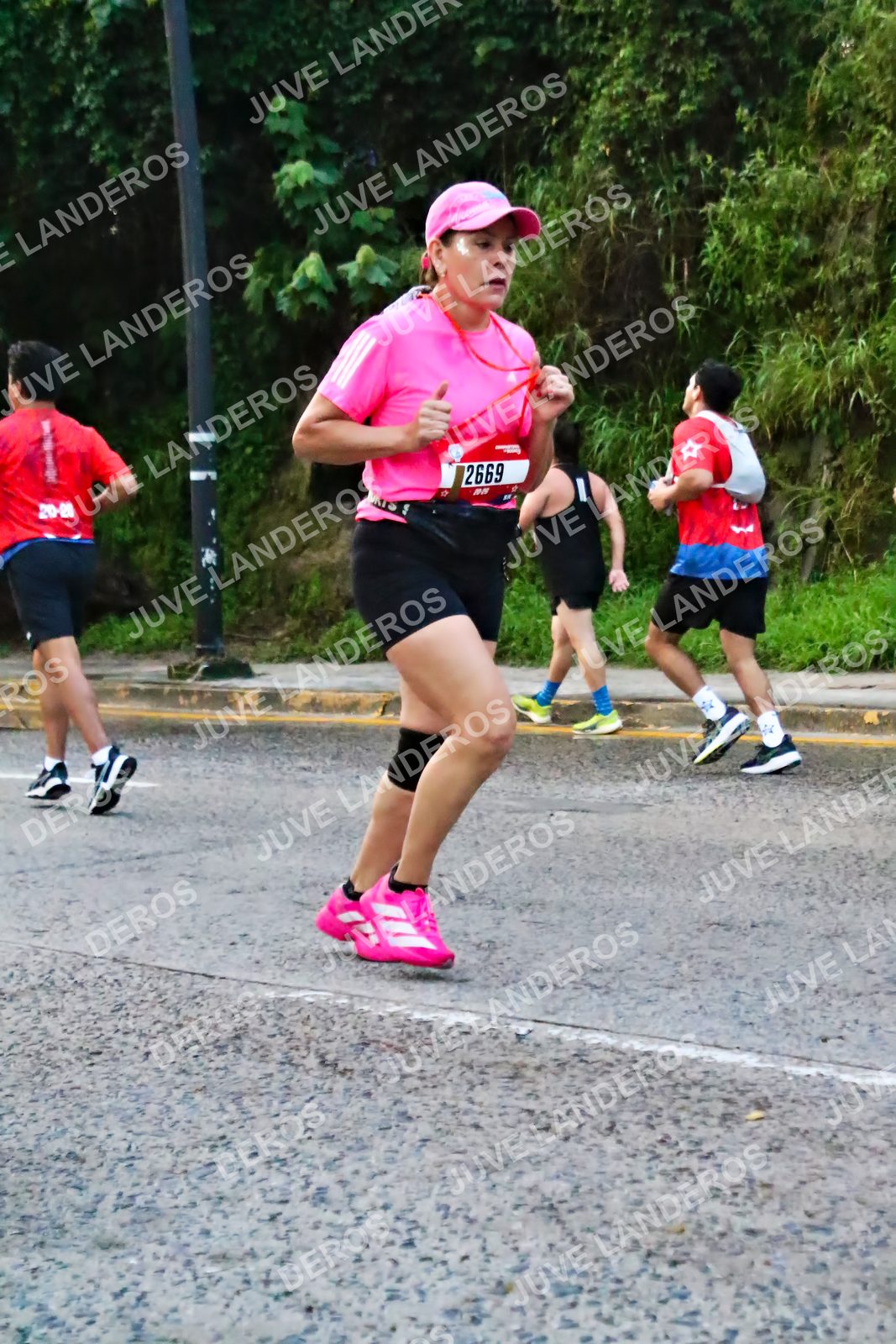 Foto de la CARRERA BIMBO GLOBAL RACE GUADALAJARA en Centro Comercial Andares, Blvd. Puerta de Hierro 4965, Zapopan a las 04:58 · dorsal 2669