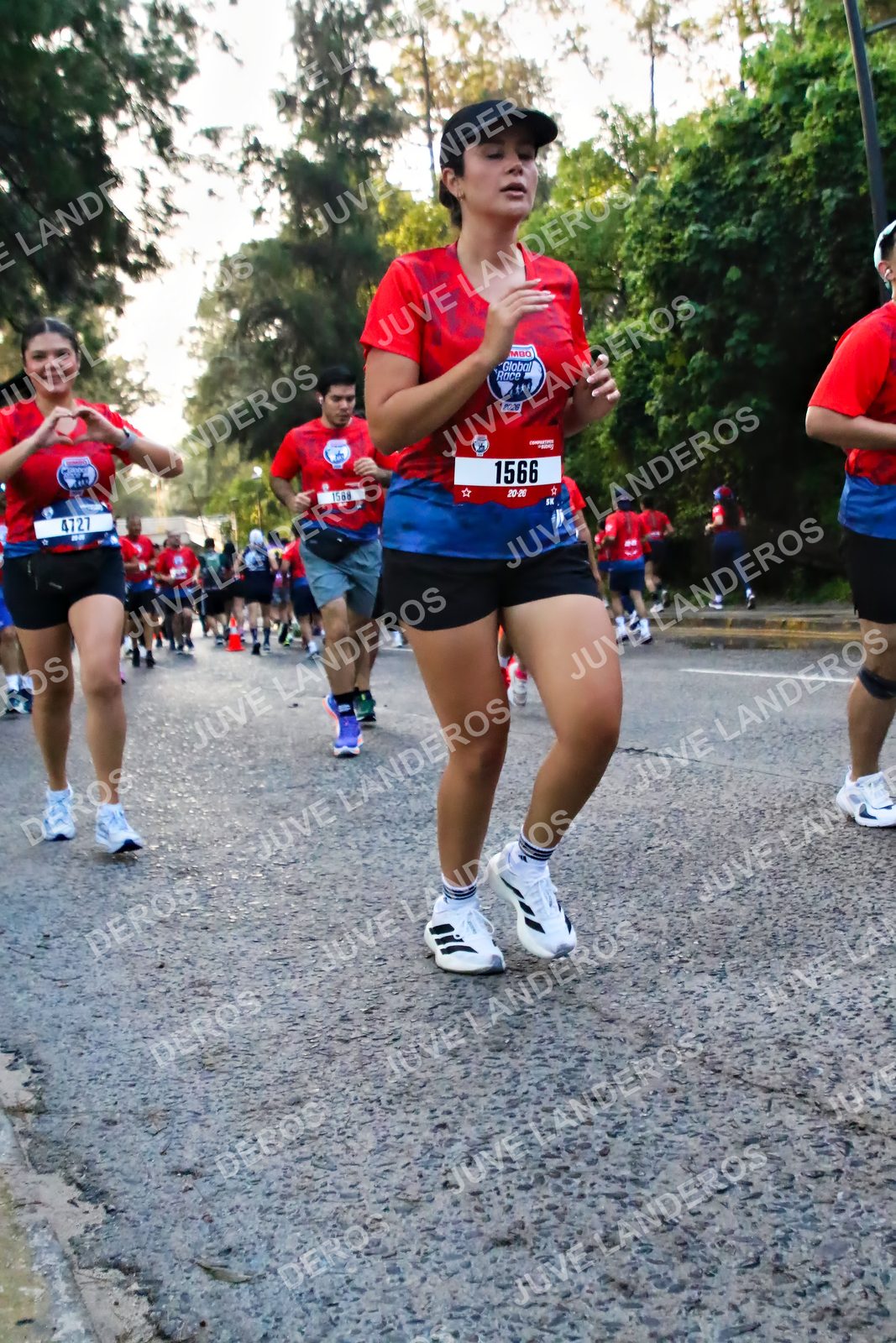 Foto de la CARRERA BIMBO GLOBAL RACE GUADALAJARA en Centro Comercial Andares, Blvd. Puerta de Hierro 4965, Zapopan a las 06:58 · dorsal 1566, 4727, 1568, 2029