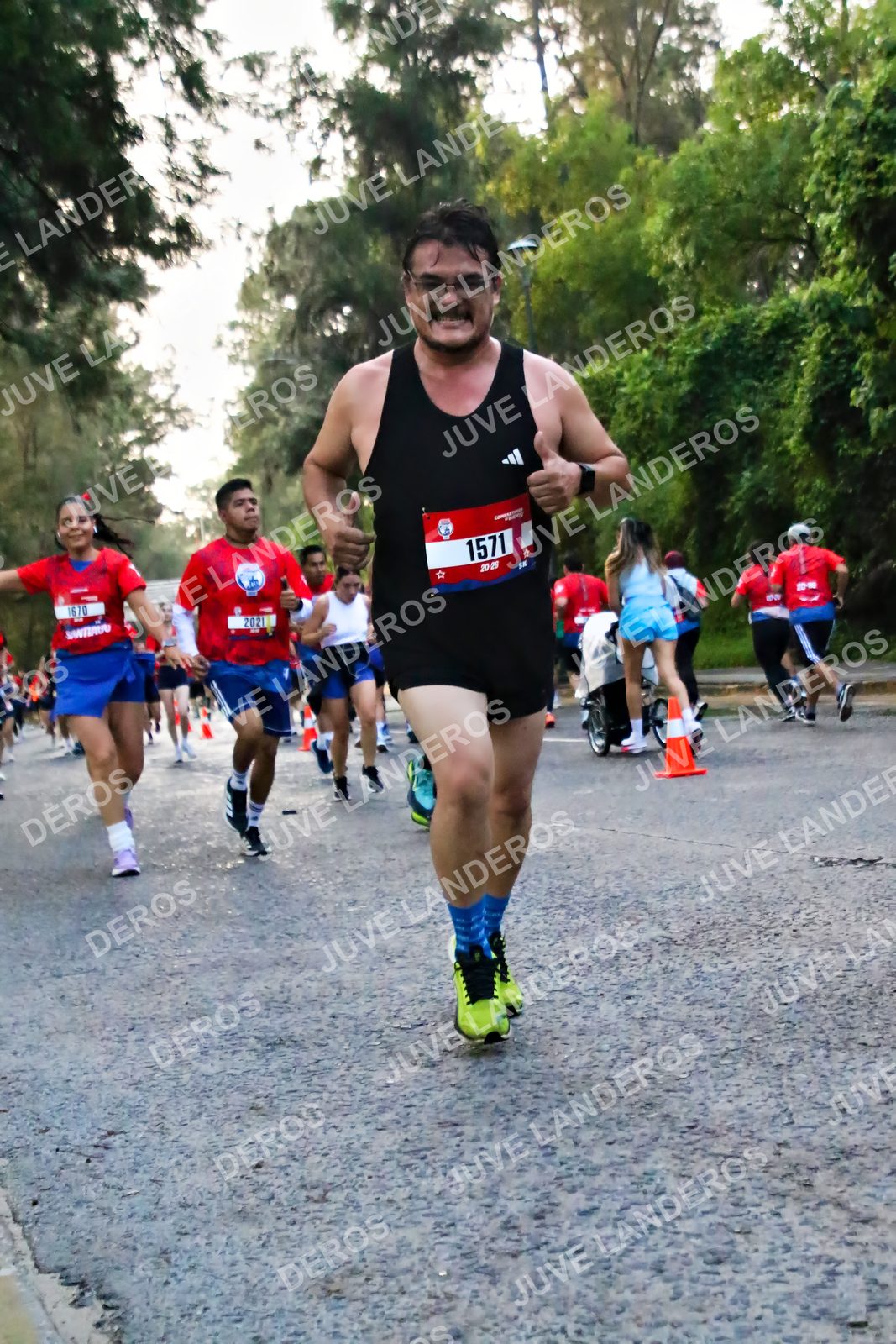 Foto de la CARRERA BIMBO GLOBAL RACE GUADALAJARA en Centro Comercial Andares, Blvd. Puerta de Hierro 4965, Zapopan a las 04:59 · dorsal 1571, 2021, 1670