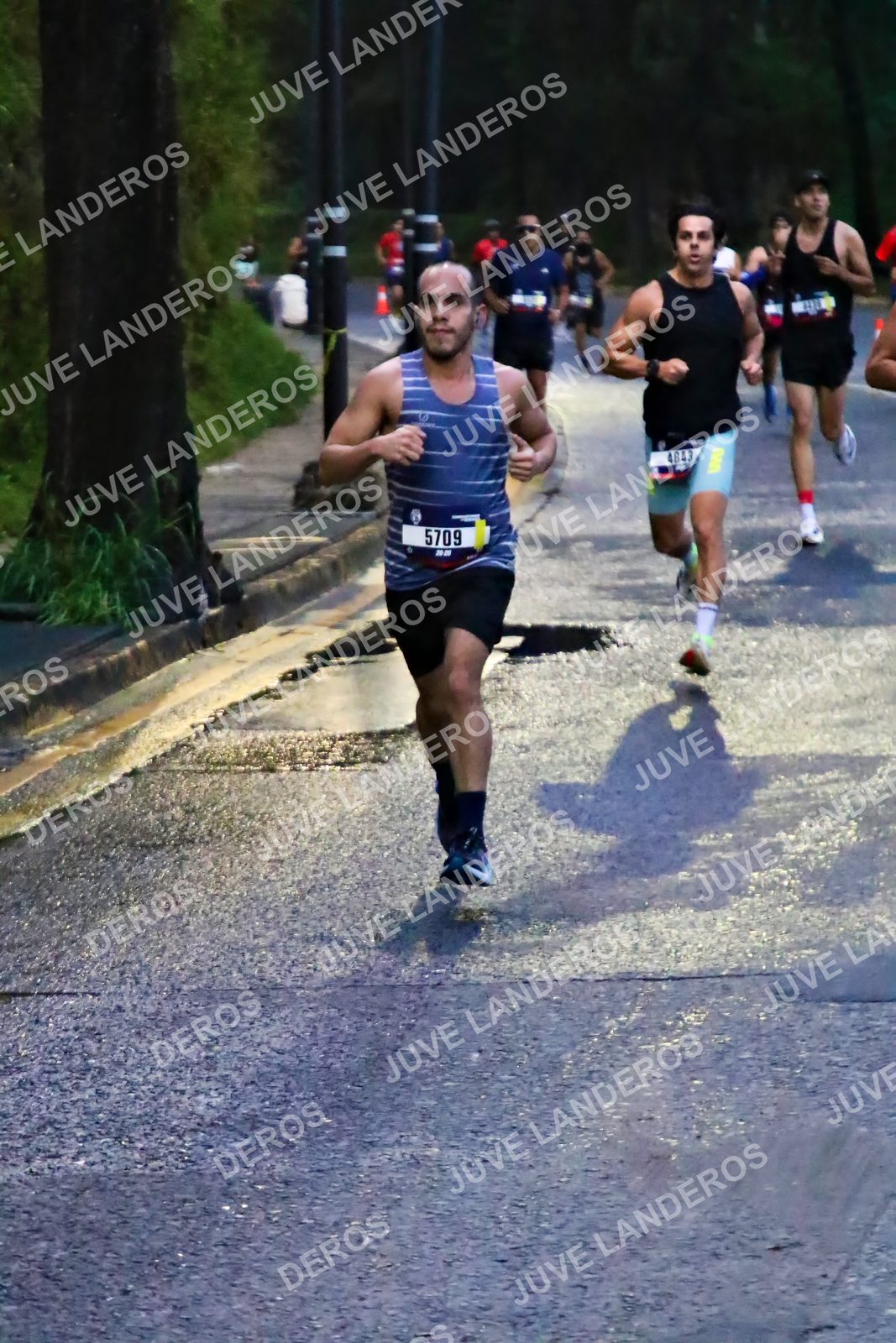 Foto de la CARRERA BIMBO GLOBAL RACE GUADALAJARA en Centro Comercial Andares, Blvd. Puerta de Hierro 4965, Zapopan a las 06:36 · dorsal 5709, 4643