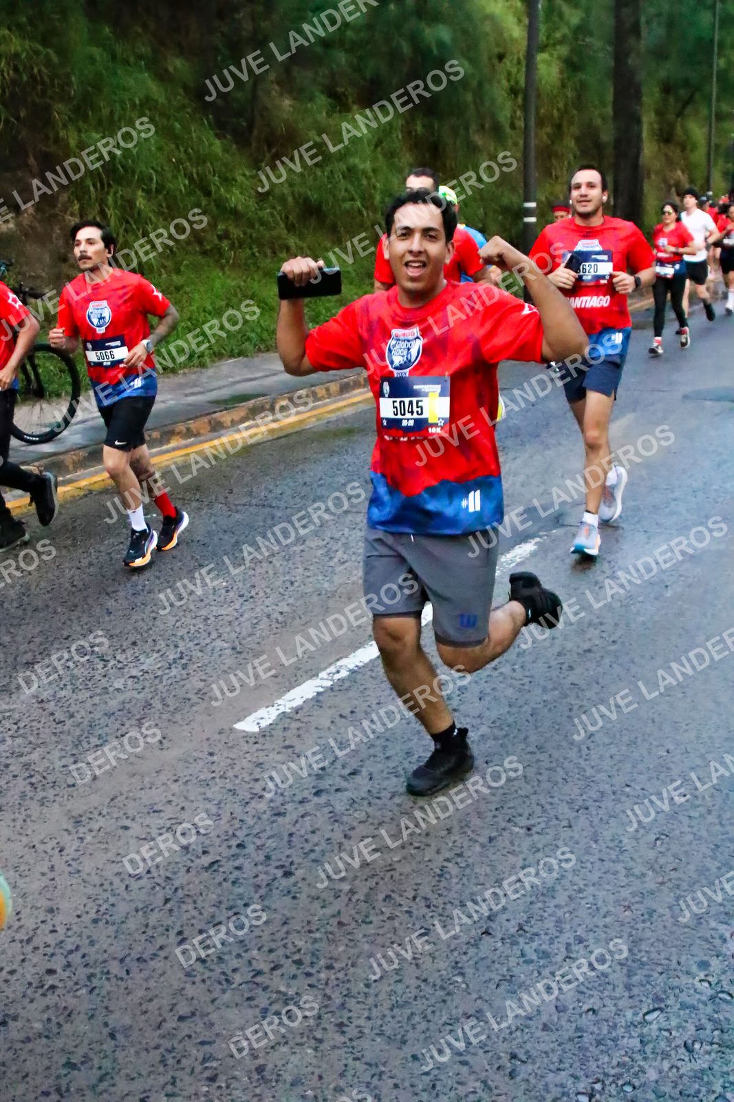 Foto de la CARRERA BIMBO GLOBAL RACE GUADALAJARA en Centro Comercial Andares, Blvd. Puerta de Hierro 4965, Zapopan a las 04:48 · dorsal 5045, 620, 5066