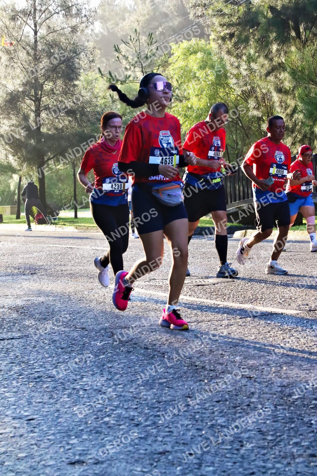 Foto de la CARRERA BIMBO GLOBAL RACE GUADALAJARA en Centro Comercial Andares, Blvd. Puerta de Hierro 4965, Zapopan a las 07:31 · dorsal 4230, 4638, 4859, 4860