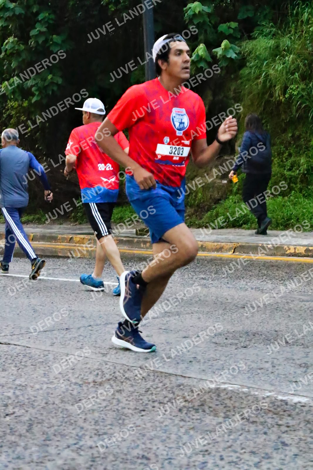 Foto de la CARRERA BIMBO GLOBAL RACE GUADALAJARA en Centro Comercial Andares, Blvd. Puerta de Hierro 4965, Zapopan a las 04:57 · dorsal 3203