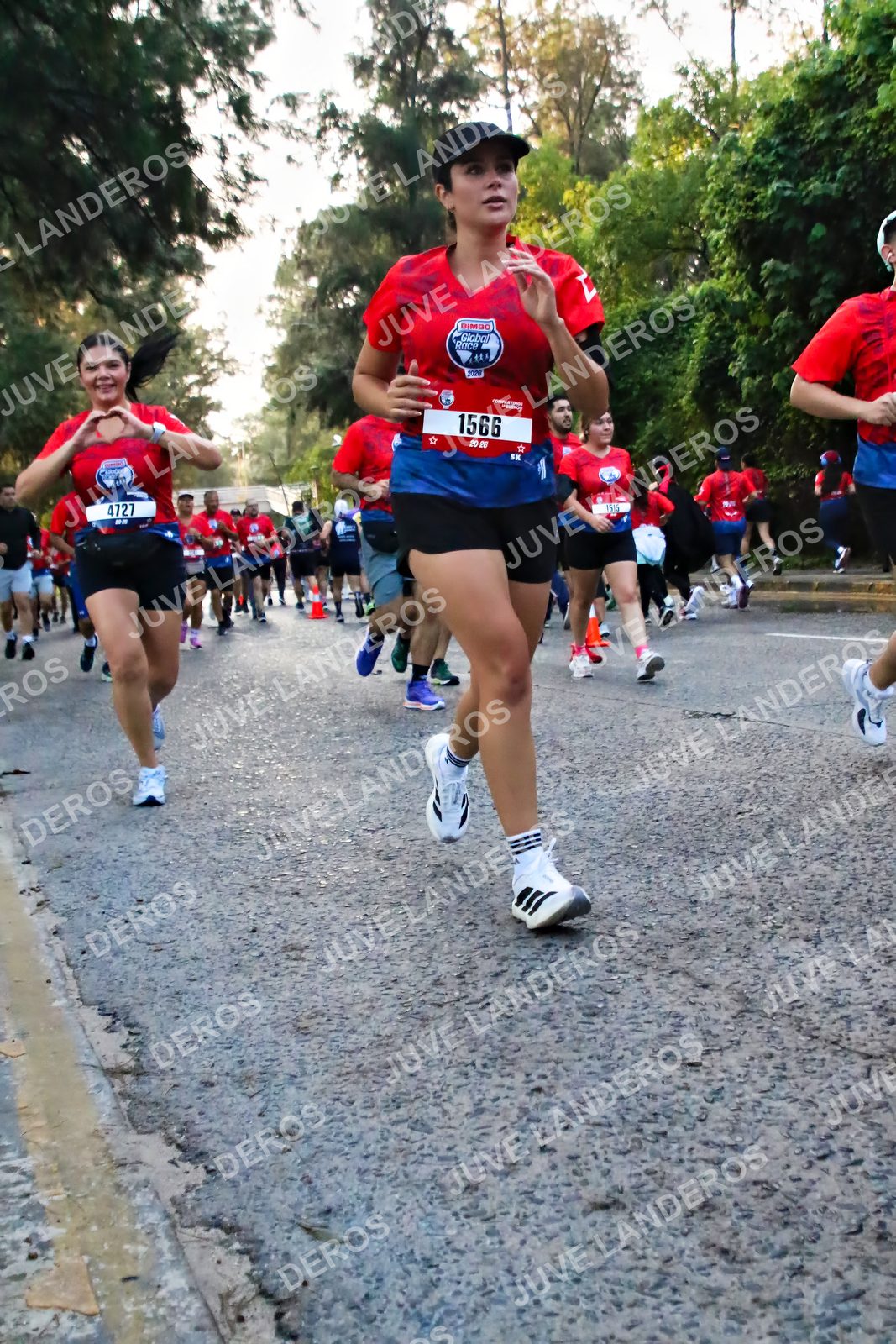 Foto de la CARRERA BIMBO GLOBAL RACE GUADALAJARA en Centro Comercial Andares, Blvd. Puerta de Hierro 4965, Zapopan a las 06:58 · dorsal 1566, 4727, 1515