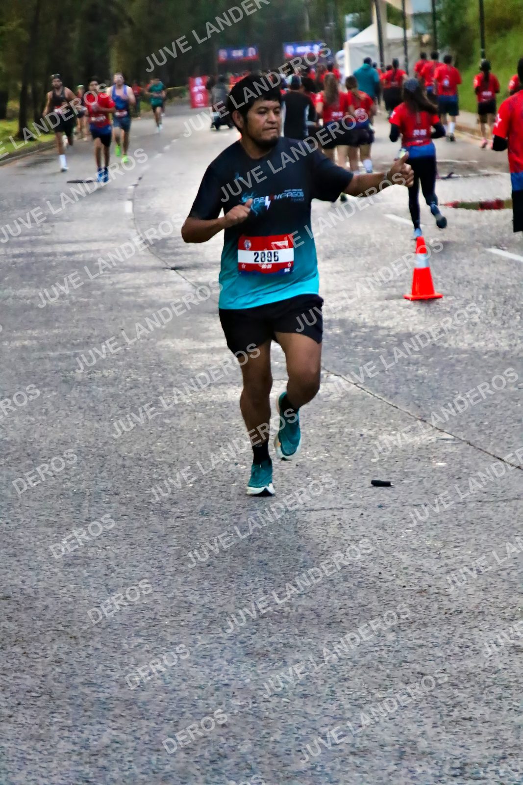 Foto de la CARRERA BIMBO GLOBAL RACE GUADALAJARA en Centro Comercial Andares, Blvd. Puerta de Hierro 4965, Zapopan a las 04:54 · dorsal 2896