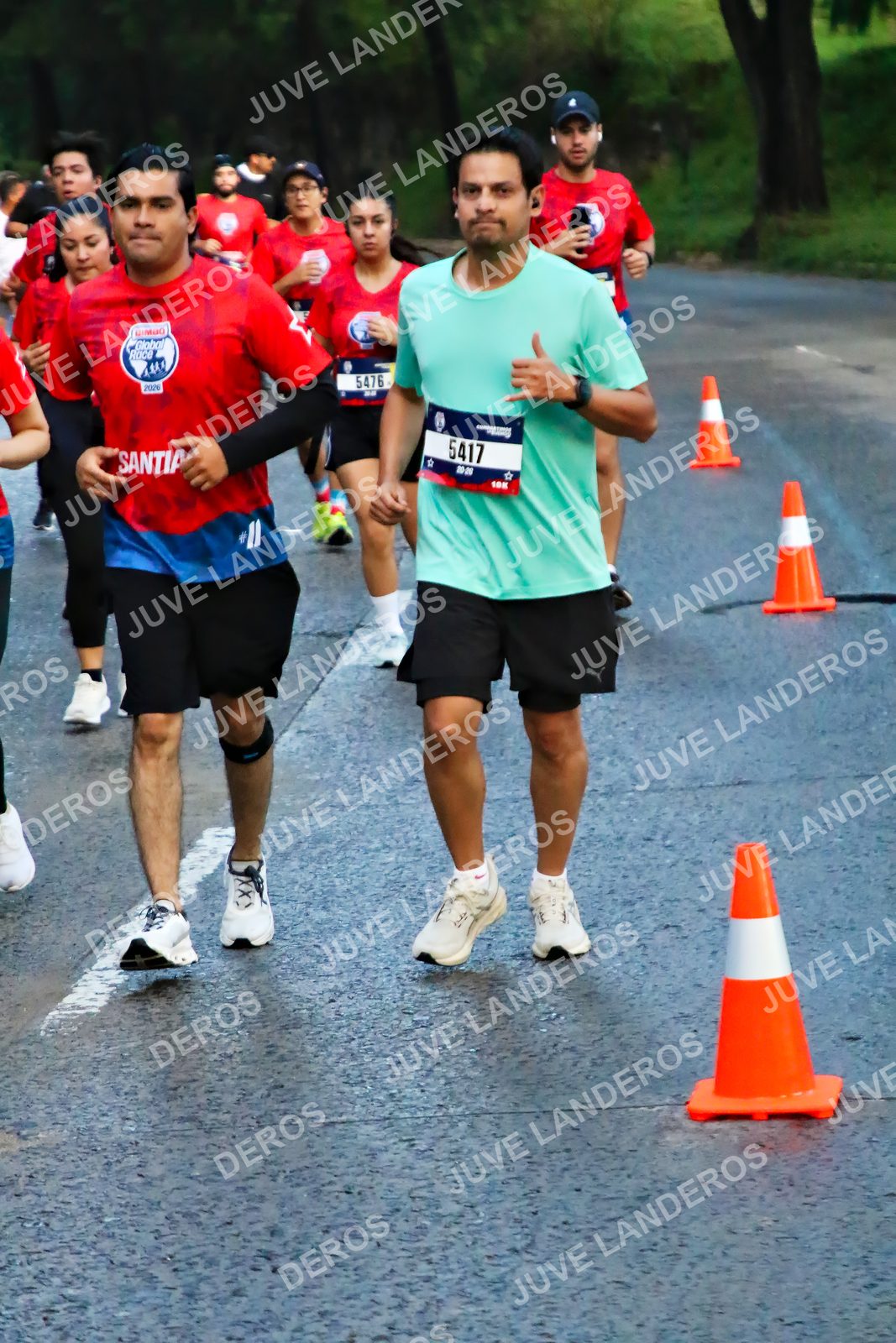 Foto de la CARRERA BIMBO GLOBAL RACE GUADALAJARA en Centro Comercial Andares, Blvd. Puerta de Hierro 4965, Zapopan a las 04:52 · dorsal 5417, 5476