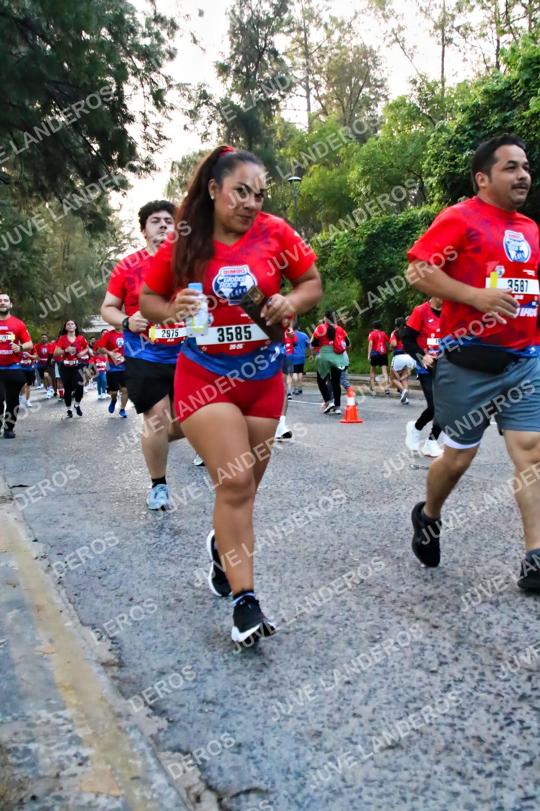 Foto de la CARRERA BIMBO GLOBAL RACE GUADALAJARA en Centro Comercial Andares, Blvd. Puerta de Hierro 4965, Zapopan a las 07:02 · dorsal 3585, 2975, 3587