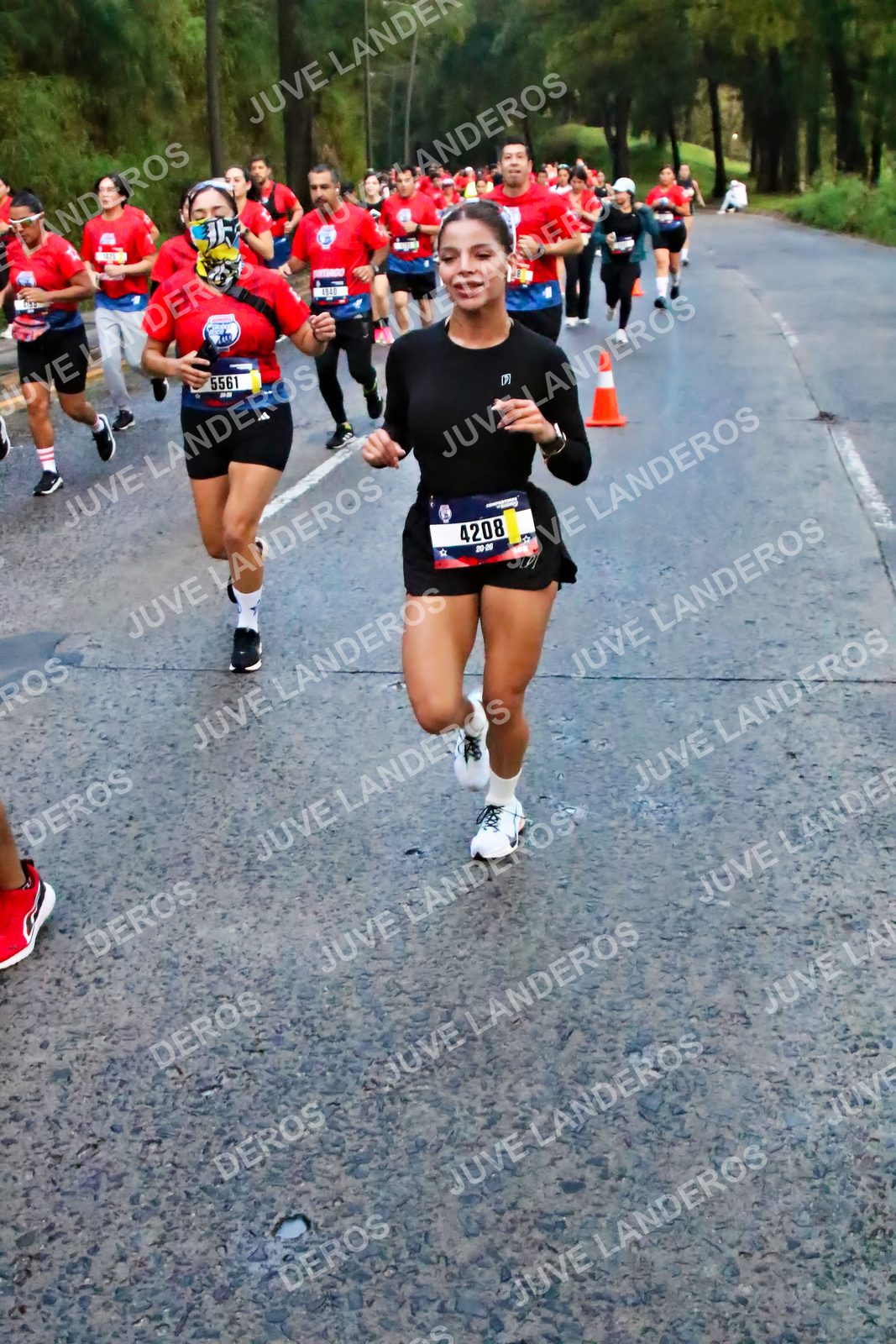 Foto de la CARRERA BIMBO GLOBAL RACE GUADALAJARA en Centro Comercial Andares, Blvd. Puerta de Hierro 4965, Zapopan a las 04:49 · dorsal 4208, 5561