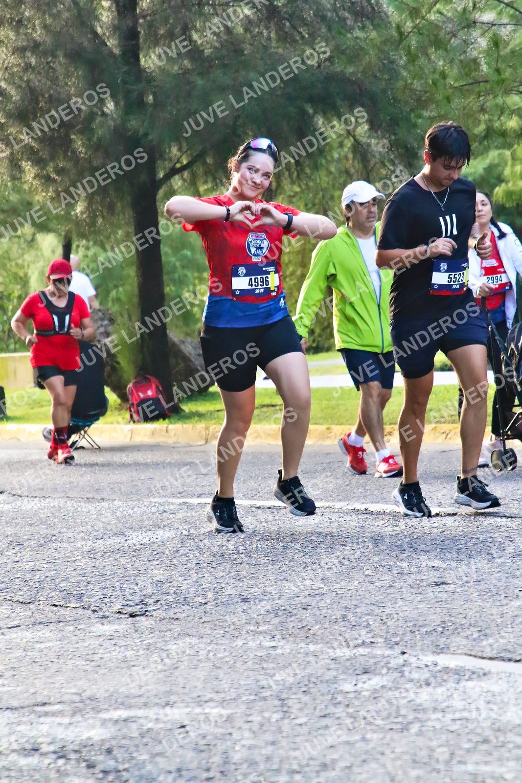 Foto de la CARRERA BIMBO GLOBAL RACE GUADALAJARA en Centro Comercial Andares, Blvd. Puerta de Hierro 4965, Zapopan a las 07:36 · dorsal 4996, 5523, 2994