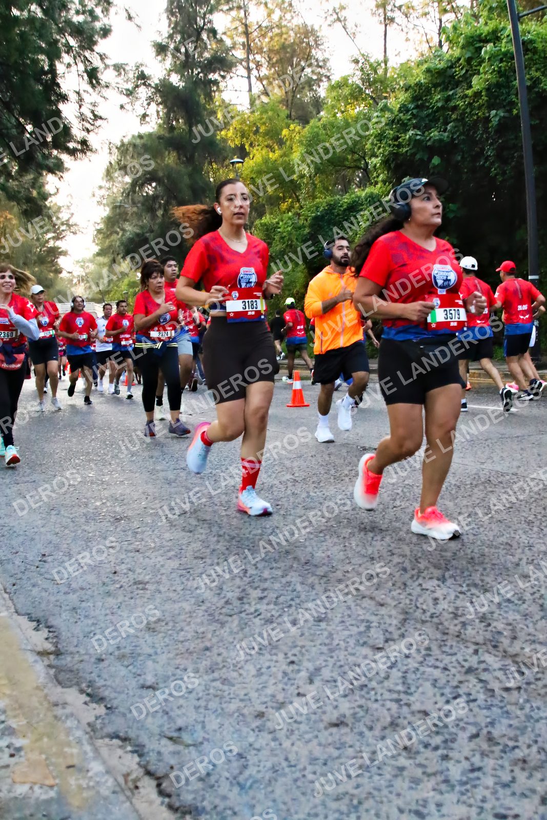 Foto de la CARRERA BIMBO GLOBAL RACE GUADALAJARA en Centro Comercial Andares, Blvd. Puerta de Hierro 4965, Zapopan a las 06:58 · dorsal 3579, 3183, 2324
