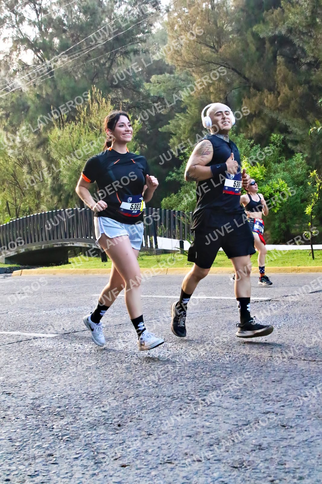 Foto de la CARRERA BIMBO GLOBAL RACE GUADALAJARA en Centro Comercial Andares, Blvd. Puerta de Hierro 4965, Zapopan a las 07:37 · dorsal 5383, 5384
