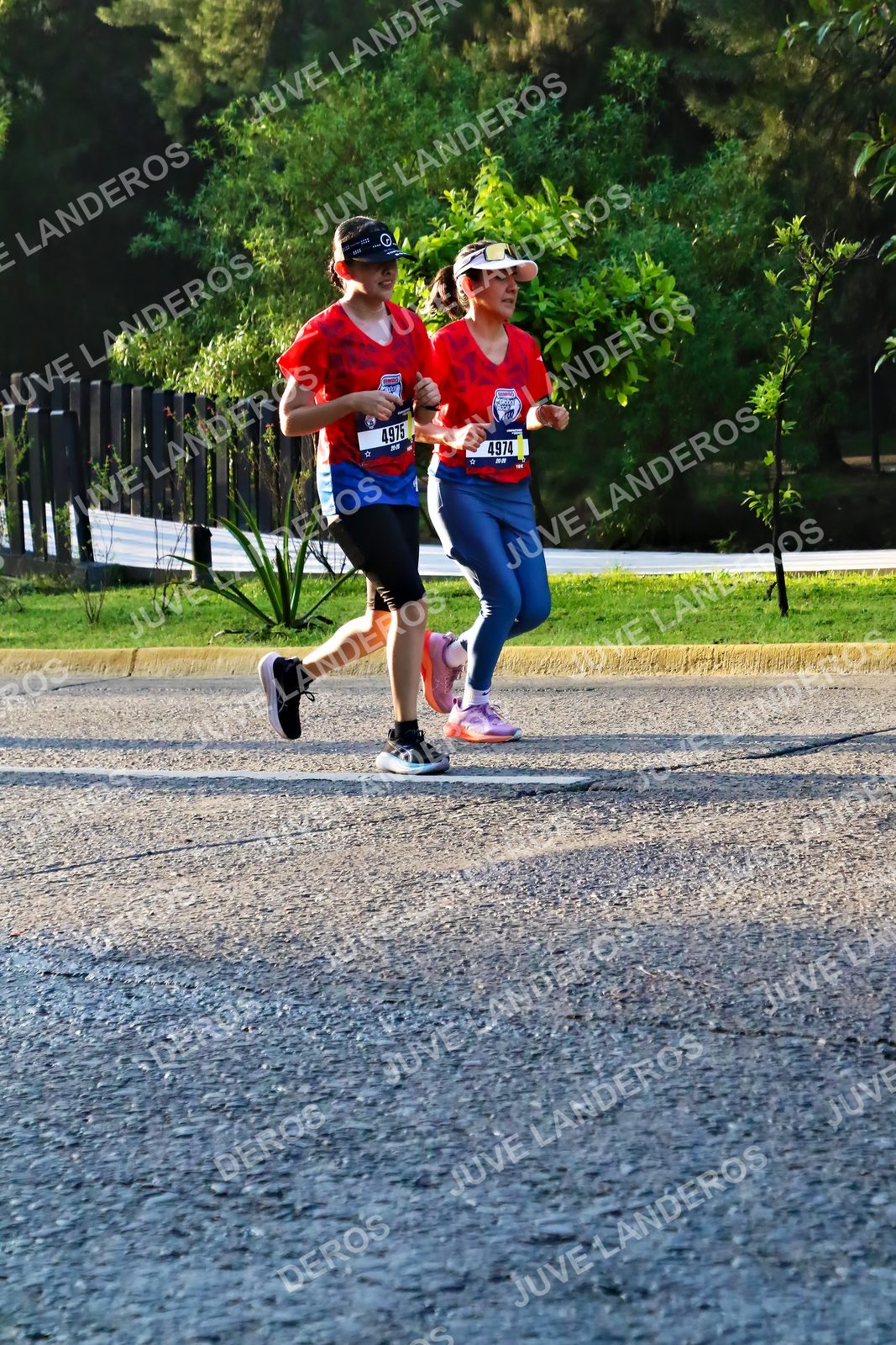 Foto de la CARRERA BIMBO GLOBAL RACE GUADALAJARA en Centro Comercial Andares, Blvd. Puerta de Hierro 4965, Zapopan a las 07:33 · dorsal 4974, 4975