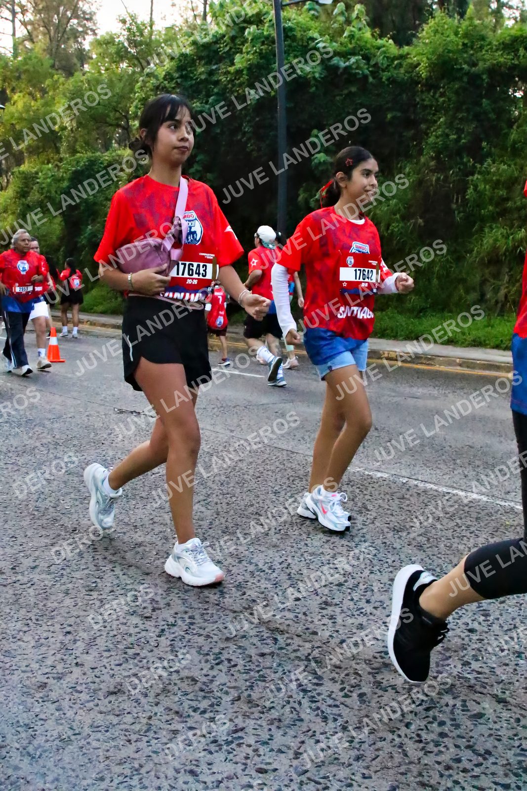 Foto de la CARRERA BIMBO GLOBAL RACE GUADALAJARA en Centro Comercial Andares, Blvd. Puerta de Hierro 4965, Zapopan a las 07:05 · dorsal 17642, 17643