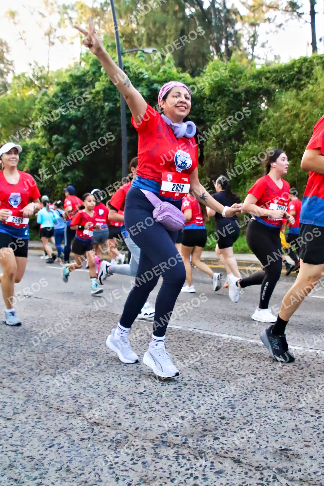 Foto de la CARRERA BIMBO GLOBAL RACE GUADALAJARA en Centro Comercial Andares, Blvd. Puerta de Hierro 4965, Zapopan a las 06:58 · dorsal 2808, 2566, 2950