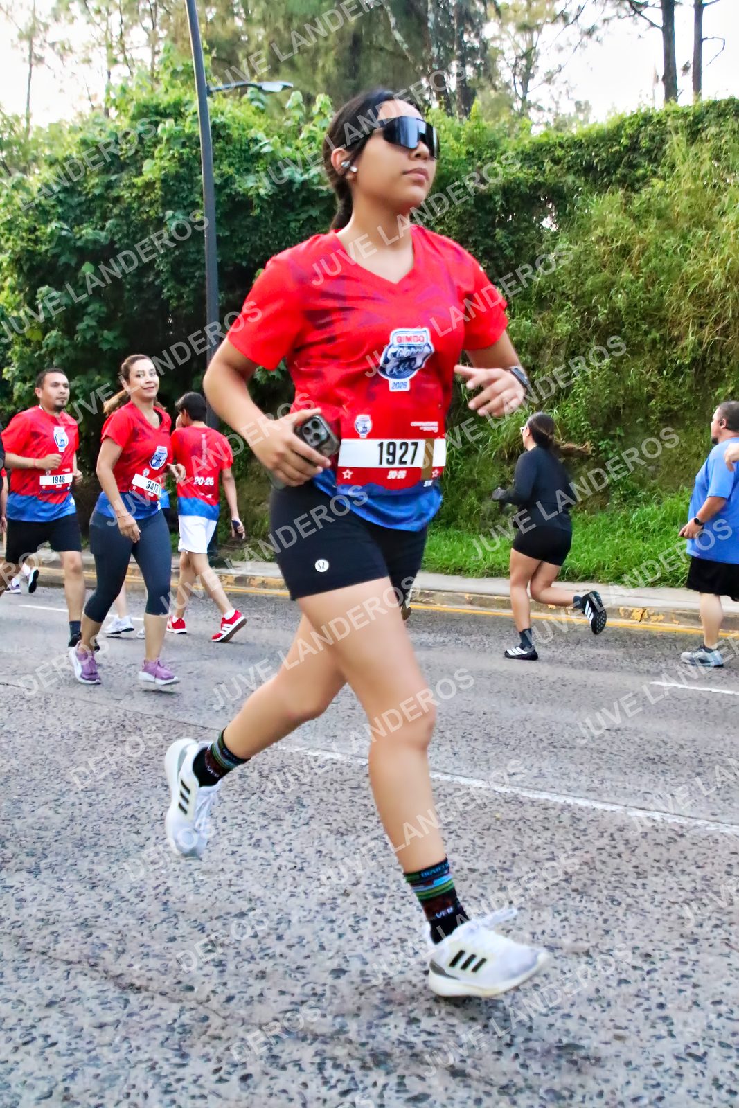 Foto de la CARRERA BIMBO GLOBAL RACE GUADALAJARA en Centro Comercial Andares, Blvd. Puerta de Hierro 4965, Zapopan a las 07:02 · dorsal 1927, 1946, 3418, 2025