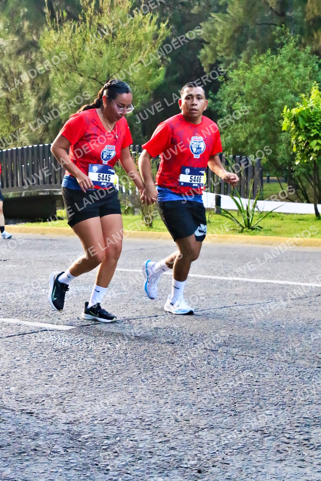 Foto de la CARRERA BIMBO GLOBAL RACE GUADALAJARA en Centro Comercial Andares, Blvd. Puerta de Hierro 4965, Zapopan a las 07:38 · dorsal 5445, 5446