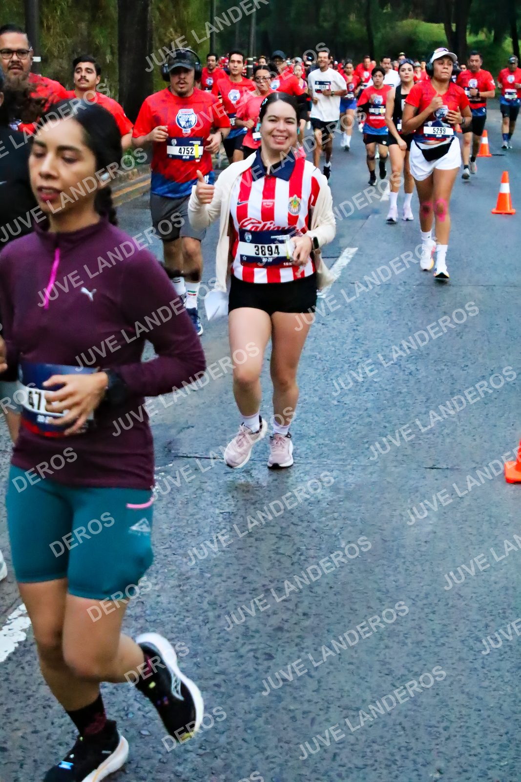 Foto de la CARRERA BIMBO GLOBAL RACE GUADALAJARA en Centro Comercial Andares, Blvd. Puerta de Hierro 4965, Zapopan a las 06:41 · dorsal 3894, 5299, 4752