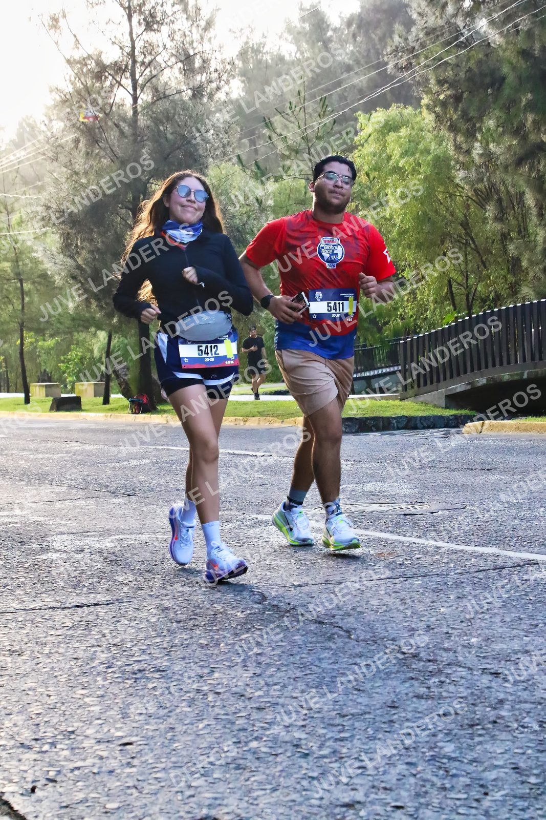 Foto de la CARRERA BIMBO GLOBAL RACE GUADALAJARA en Centro Comercial Andares, Blvd. Puerta de Hierro 4965, Zapopan a las 07:38 · dorsal 5412, 5411