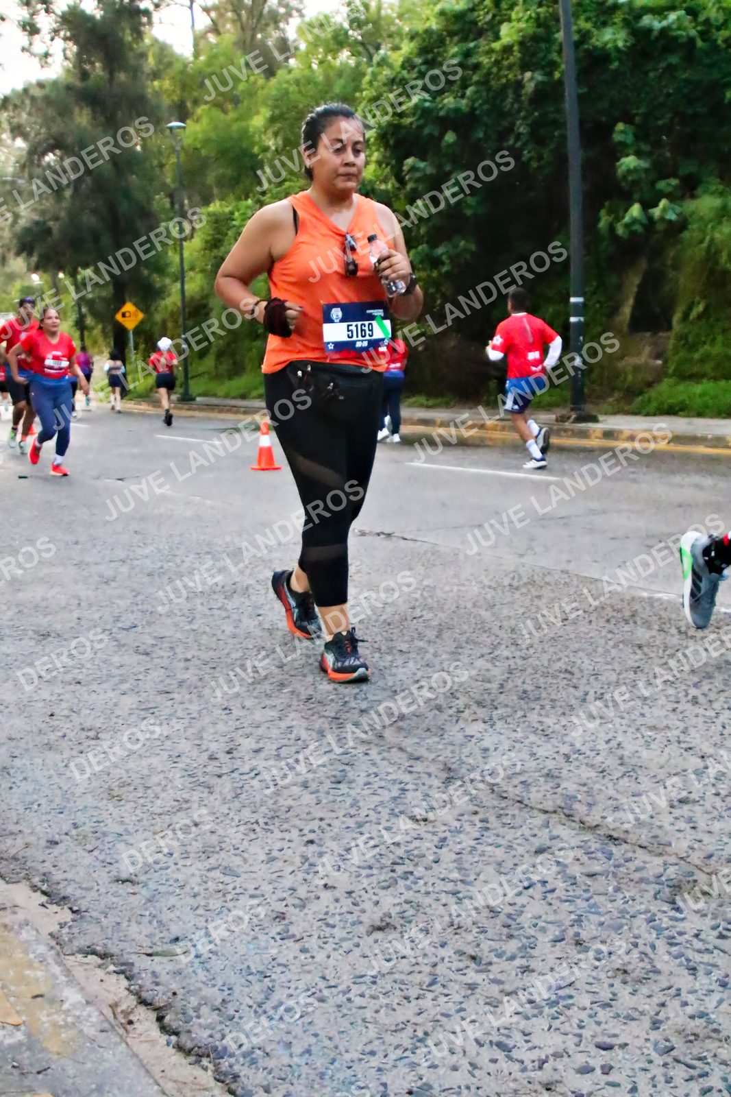 Foto de la CARRERA BIMBO GLOBAL RACE GUADALAJARA en Centro Comercial Andares, Blvd. Puerta de Hierro 4965, Zapopan a las 04:58 · dorsal 5169