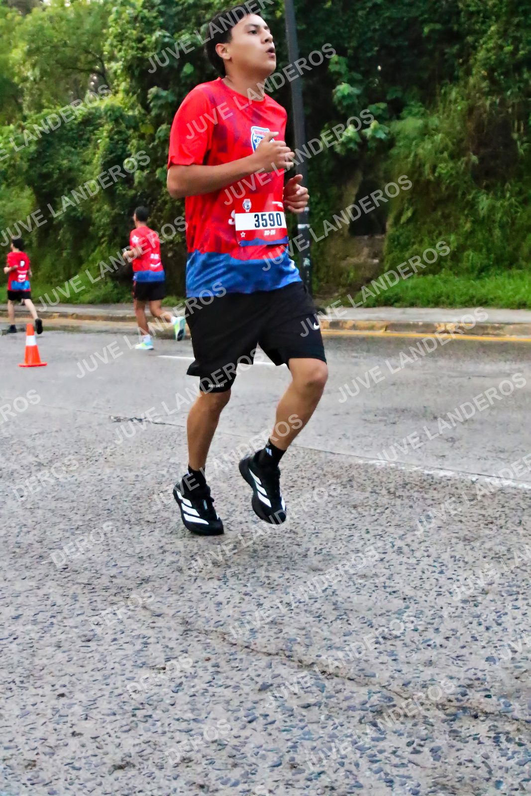 Foto de la CARRERA BIMBO GLOBAL RACE GUADALAJARA en Centro Comercial Andares, Blvd. Puerta de Hierro 4965, Zapopan a las 04:59 · dorsal 3590