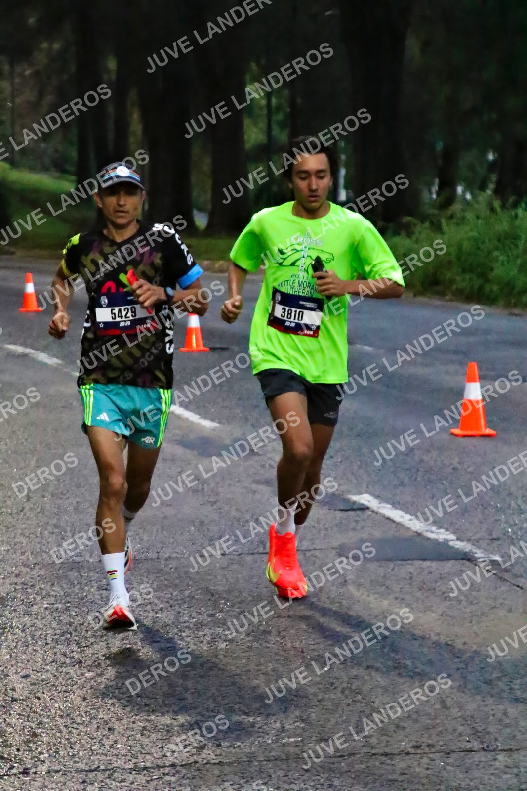 Foto de la CARRERA BIMBO GLOBAL RACE GUADALAJARA en Centro Comercial Andares, Blvd. Puerta de Hierro 4965, Zapopan a las 06:35 · dorsal 3810, 5429, 20, 13
