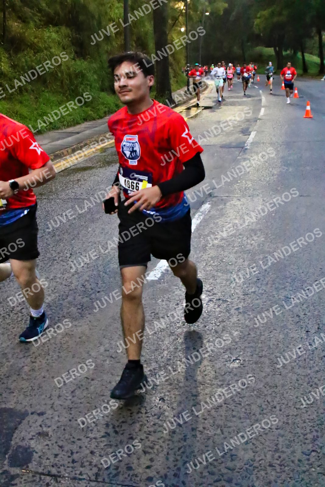 Foto de la CARRERA BIMBO GLOBAL RACE GUADALAJARA en Centro Comercial Andares, Blvd. Puerta de Hierro 4965, Zapopan a las 06:37 · dorsal 4866