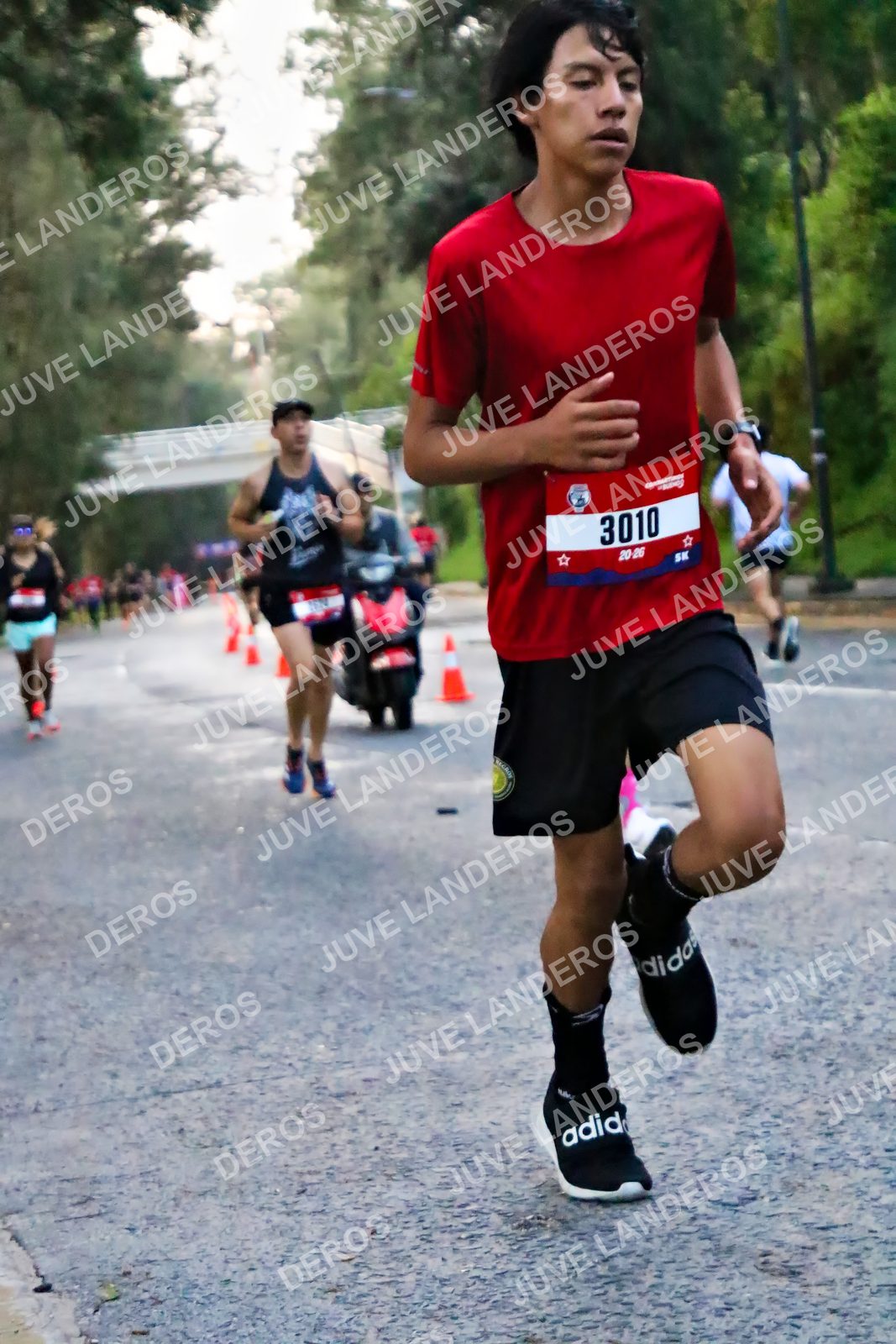 Foto de la CARRERA BIMBO GLOBAL RACE GUADALAJARA en Centro Comercial Andares, Blvd. Puerta de Hierro 4965, Zapopan a las 04:55 · dorsal 3010