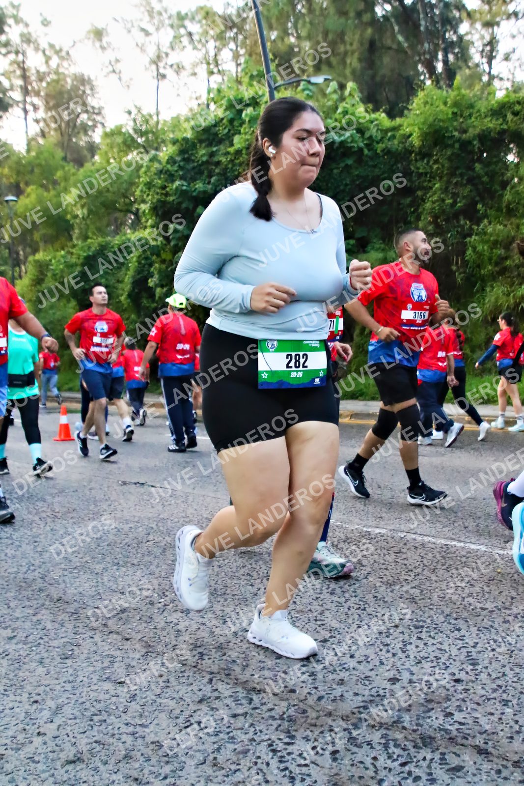 Foto de la CARRERA BIMBO GLOBAL RACE GUADALAJARA en Centro Comercial Andares, Blvd. Puerta de Hierro 4965, Zapopan a las 07:03 · dorsal 282, 3166, 71