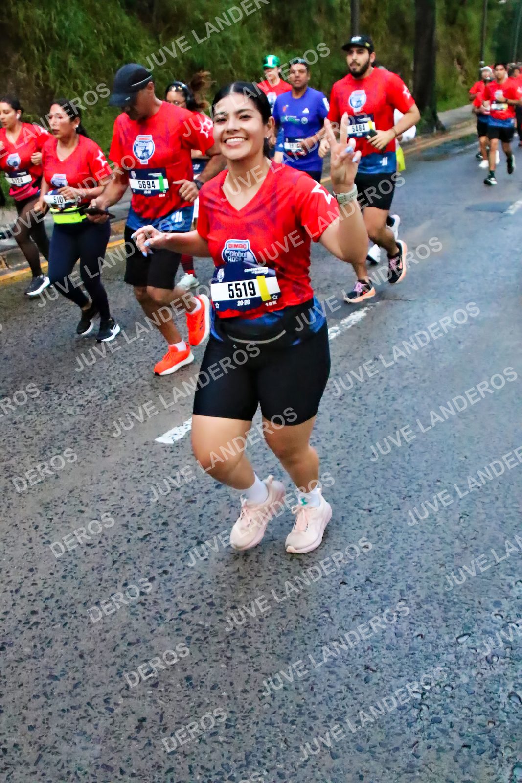 Foto de la CARRERA BIMBO GLOBAL RACE GUADALAJARA en Centro Comercial Andares, Blvd. Puerta de Hierro 4965, Zapopan a las 04:48 · dorsal 5519, 5694, 5484